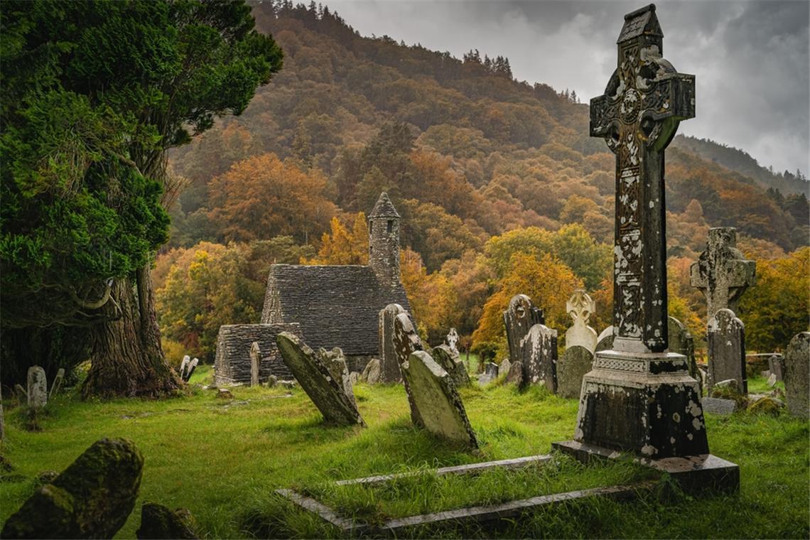 Alte Kirche und ein Friedhof in Irland: Die angebliche Wiege von Halloween.