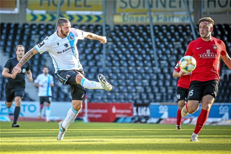 Am 1. Juli 2020 verlor die SG Sonnenhof ihr vorläufig letztes Drittliga-Heimspiel gegen 1860 München mit 2:4. Sascha Mölders (am Ball) bereitete damals drei Tore der Gäste vor. Foto: A. Becher