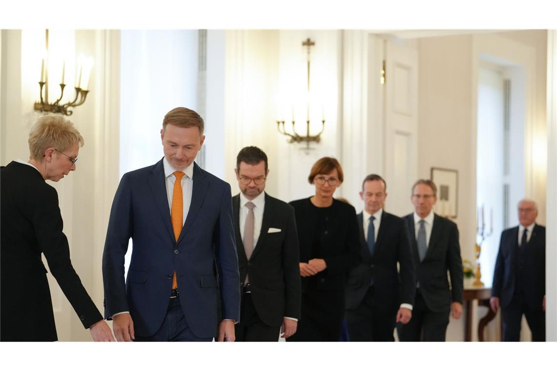 Am 7. November, einen Tag nach dem offiziellen Ampel-Bruch, entstand dieses ikonische Foto: Im Hintergrund Bundespräsident Frank-Walter Steinmeier, vorne FDP-Chef Lindner vor Ministern, die mit Ausnahme von Volker Wissing von ihren Ämtern zurücktraten. Der Weg für Neuwahlen war mit dem Scheitern der Regierungskoalition frei, wenn nicht...