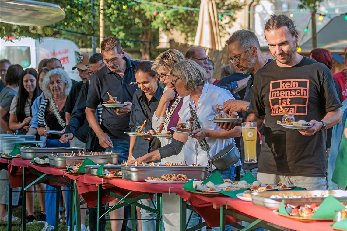 Am Abend gab es ein Buffet mit Leckereien für die Ehrenamtlichen, die später miteinander ins Gespräch kommen konnten. Foto: Stefan Bossow