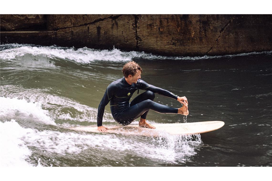 Am berühmten Münchner Surfspot im Englischen Garten wurden die Boards aus Tübingen bereits getestet: Ein Surfer probiert sich im Eisbach auf dem Surfbrett aus Holz.