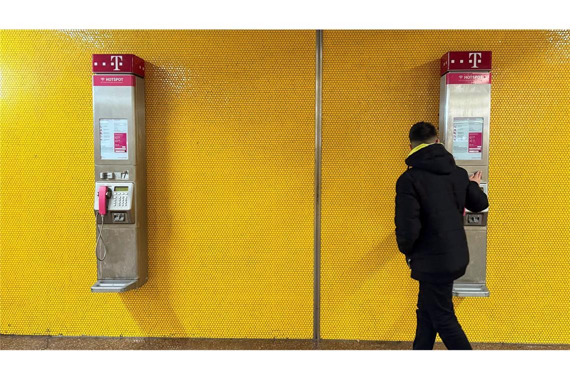 Am Bochumer Hauptbahnhof hängen noch immer zwei Telekom-Telefone an einer Wand. (Archivbild)