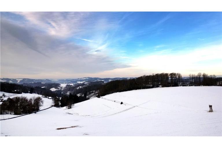 Am Dienstagmorgen war es vor allem im Norden glatt, im Laufe des Tages zieht der Glatteisregen Richtung Süden.