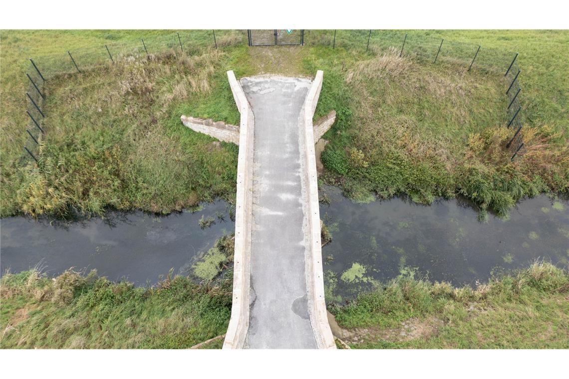 Am einen Ende der sanierten Postbrücke bei Lorsch versperrt ein Zaun den Durchgang.