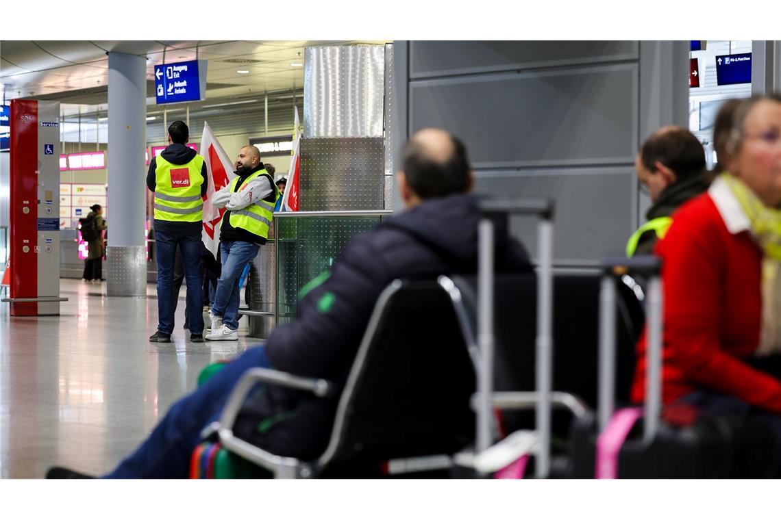 Am Flughafen in Düsseldorf konnten Passagiere trotz des Streiks vereinzelt einchecken und ihr Gepäck aufgeben.