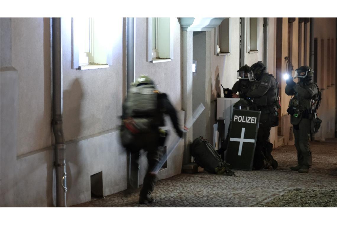 Am frühen Morgen durchsucht die Polizei in Zusammenhang mit der Attacke auf dem Weihnachtsmarkt ein Wohnhaus.