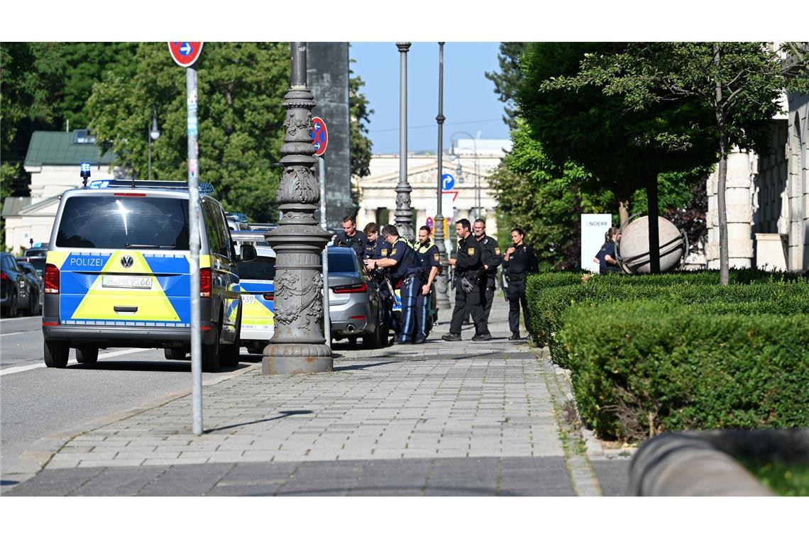 Am Morgen schießt die Polizei in der Nähe des NS-Dokumentationszentrums in München eine verdächtige Person nieder.