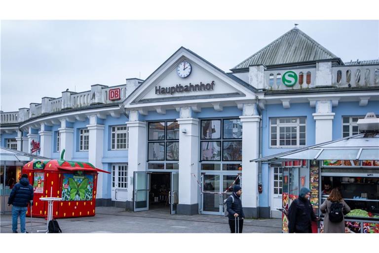 Am Rostocker Hauptbahnhof sorgte ein Drohanruf bei der Deutschen Bahn am Mittag für einen Großeinsatz.