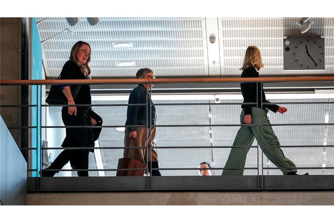 Am Vormittag kamen die Fraktionsspitzen der Grünen, Britta Haßelmann und Katharina Dröge, zu Gesprächen in den Bürotrakt von Unionsfraktionschef Merz in einem Bundestagsgebäude.