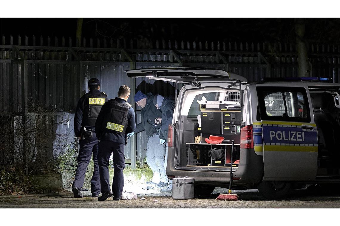 Am Zaun eines Polizeigebäudes in Berlin ist es zu einer Detonation gekommen.