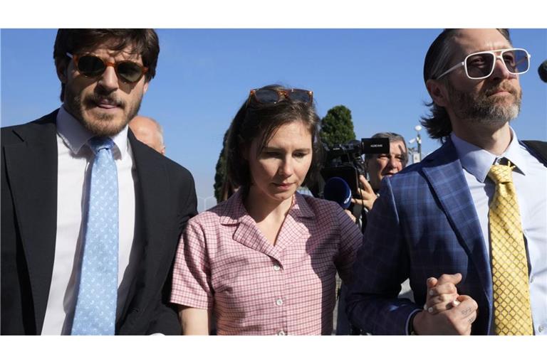 Amanda Knox kommt mit ihrem Ehemann Christopher Robinson (r) im Juni 2024 vor einem Gericht in Florenz an. (Archivbild)