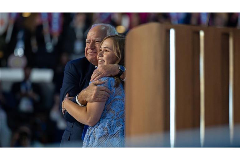 „America’s Dad“: Tim Walz mit seiner Tochter Hope auf dem Nominierungsparteitag der Demokraten im August in Chicago.