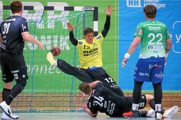 An alter Wirkungsstätte gefordert: Jürgen Müller. Der Torhüter muss mit dem HCOB im ersten Aufstiegsfinale zuerst nach Hagen. Foto: A. Becher