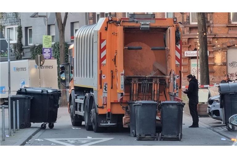 An dem Müllfahrzeug kam es zu einer Verpuffung.