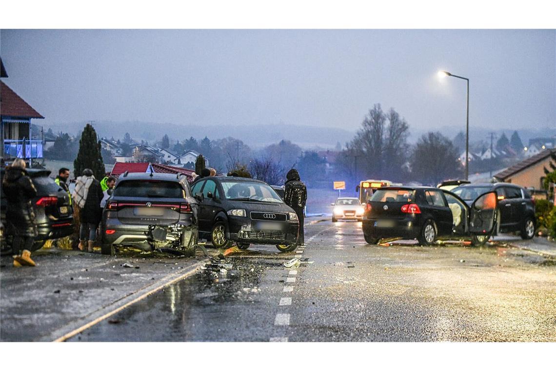 Glatteis-Unfall mit zehn Fahrzeugen