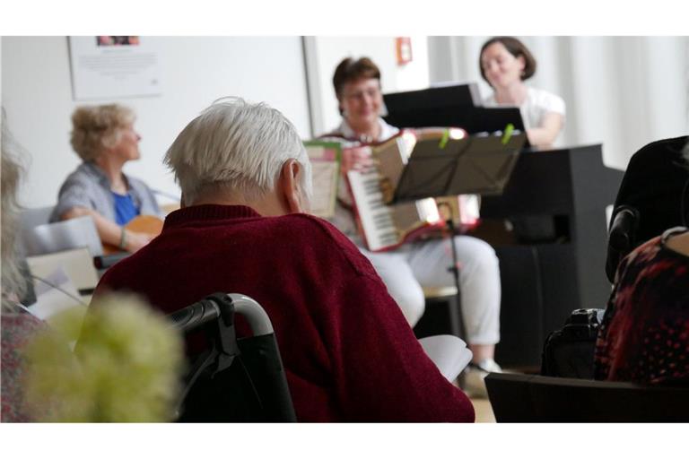 An Demenz erkrankte Menschen lauschen im Würzburger Pflegeheim Marie-Juchacz einem Konzert.