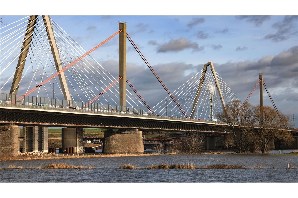 An der Brücke sind durch herabstürzende Teile ein  getötet und mehrere verletzt worden. (Archivbild)