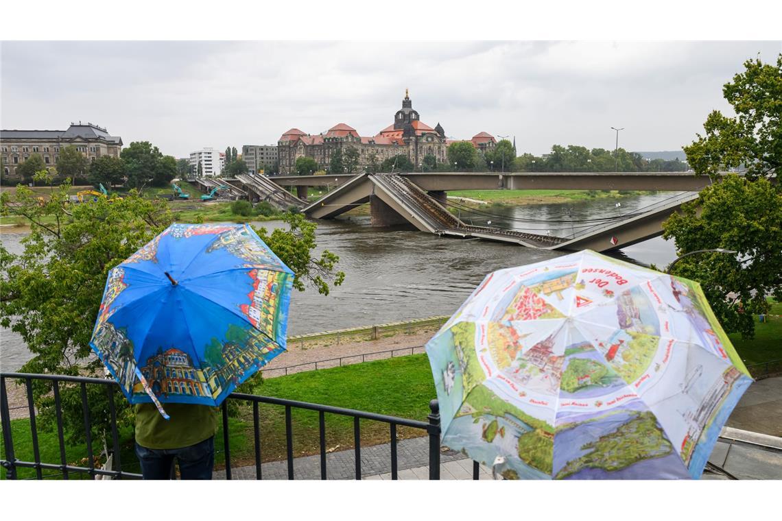 An der eingestürzten Carolabrücke sollen Folgeschäden beim drohenden Hochwasser vermieden werden.