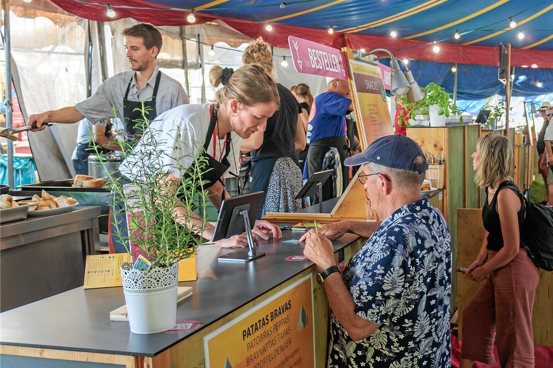 An der Essenstheke werden besonders häufig die Patatas Bravas bestellt. Fotos: Stefan Bossow