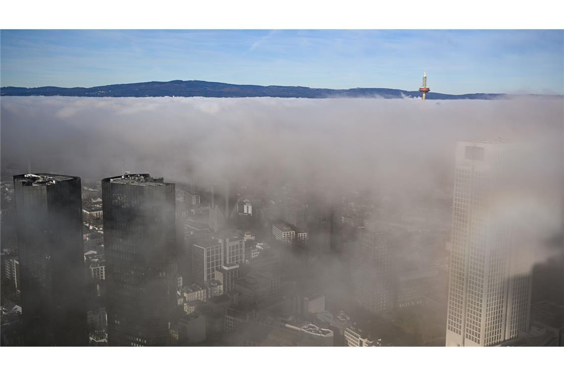 An der Grenze zwischen kalter und warmer Schicht bildet sich bei sogenanntem Inversionswetter Hochnebel, wie hier in Frankfurt am Main.