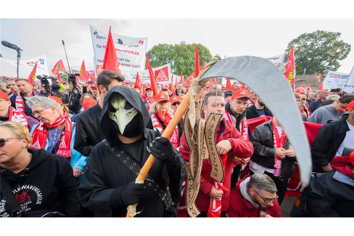 An der Protestveranstaltung vor dem Verhandlungsgebäude nahmen Beschäftigte aus mehreren VW-Standorten teil.