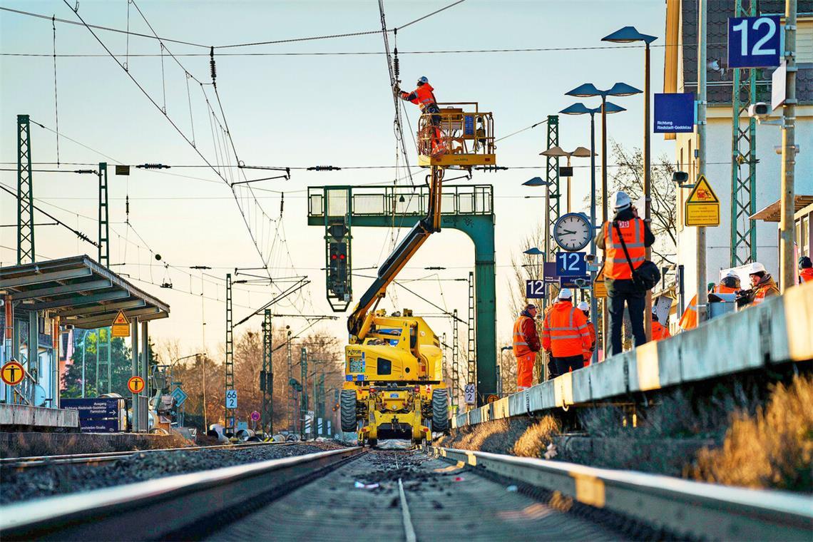 An der Riedbahn zwischen Mannheim und Frankfurt wird zurzeit über Monate mächtig gebaut.