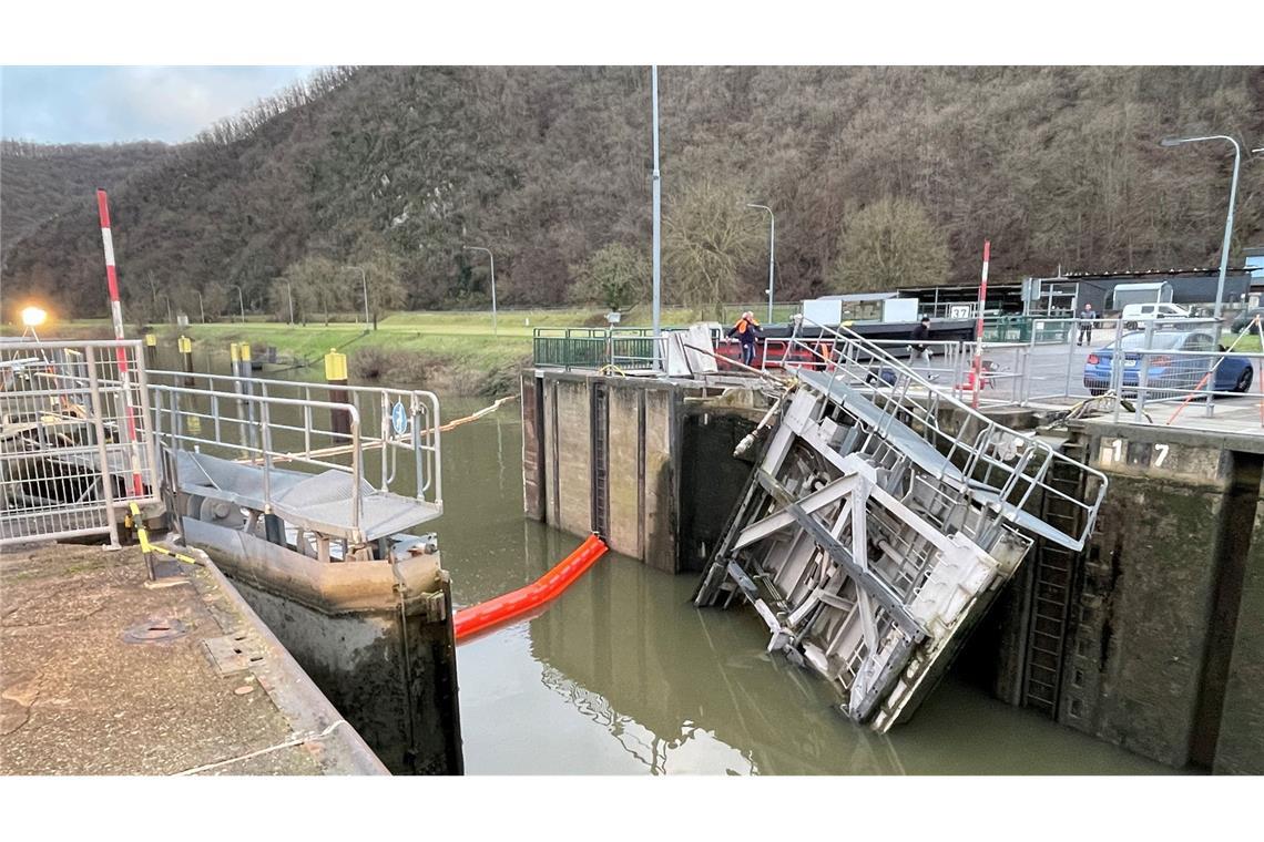 An der Schleuse Müden sind beide Torflügel beschädigt.