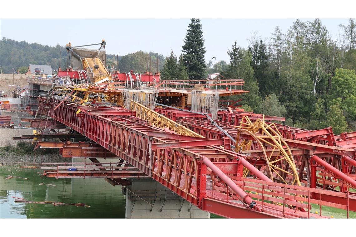 An der Talsperre wird eine neue Brücke gebaut.