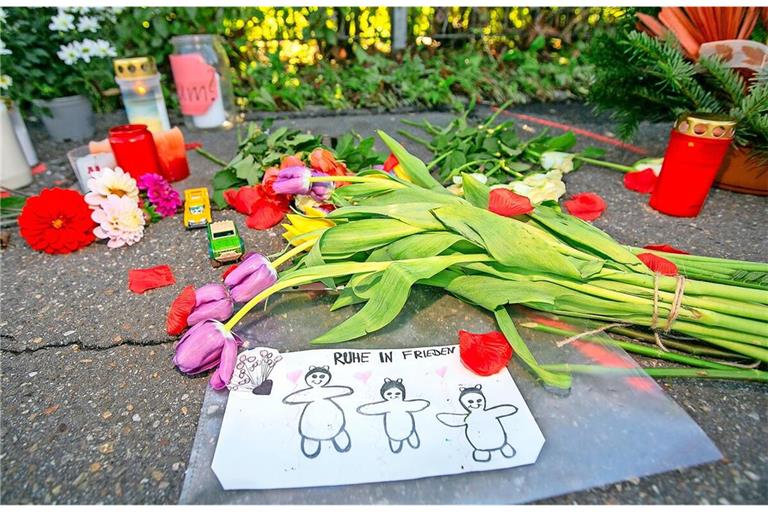 An der Unfallstelle haben Anwohner des Stadtteils Blumen niedergelegt und Kerzen aufgestellt. Die Anteilnahme ist groß.An der Unfallstelle in der Weilstraße haben Anwohner des Stadtteils Blumen niedergelegt und Kerzen aufgestellt. Die Anteilnahme ist groß.