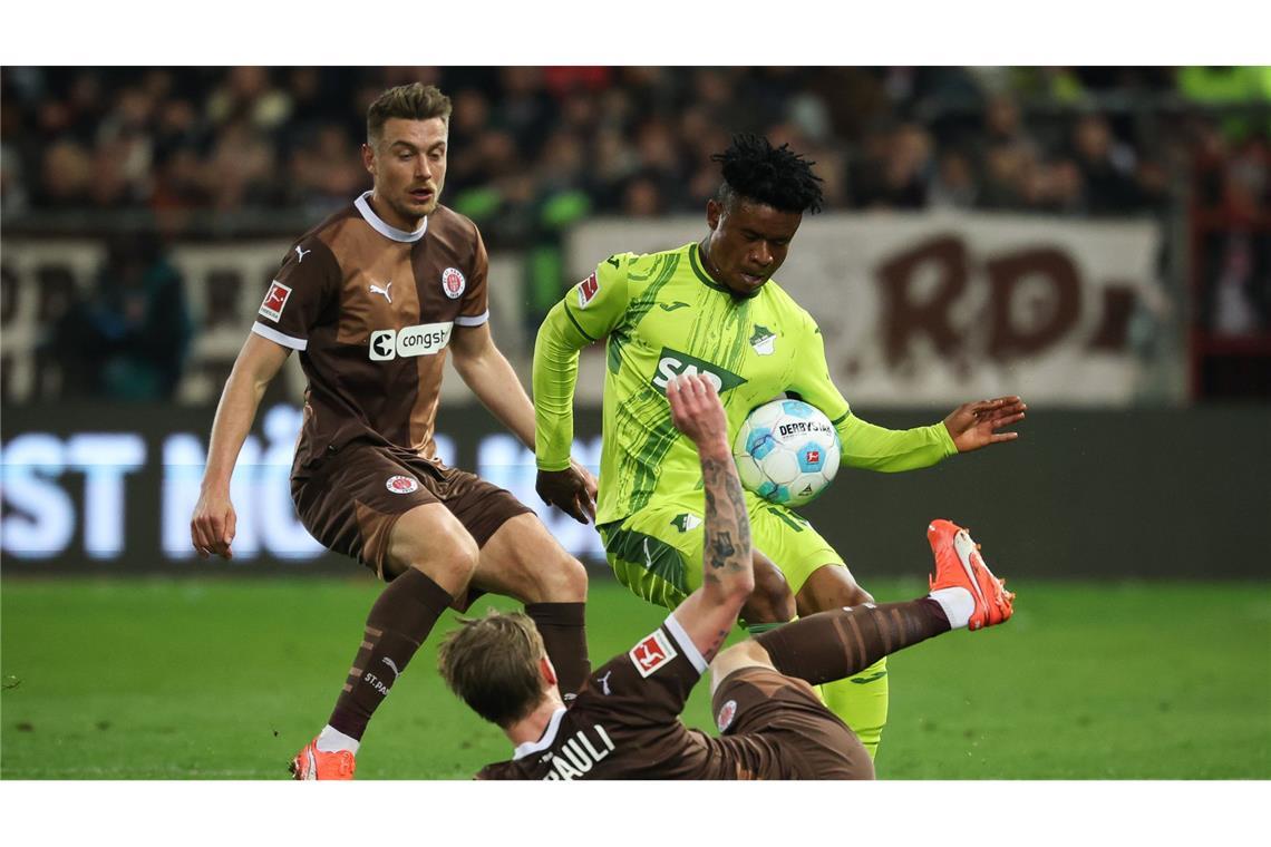 An einem emotionalen Flutlicht-Abend am Millerntor schlugen die Hamburger die TSG Hoffenheim mit 1:0.