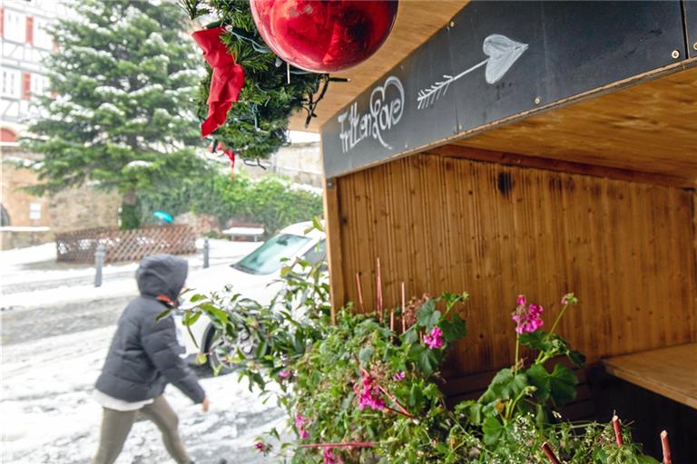 An kalten Winterabenden Rote Wurst und Glühwein am Hüttle vor dem Lokal Kunberger zu kaufen, scheint momentan nicht möglich zu sein. Wirtin Petra Wolf und ihr Mann Nick Fruth suchen nun nach Alternativen. Foto: A. Becher