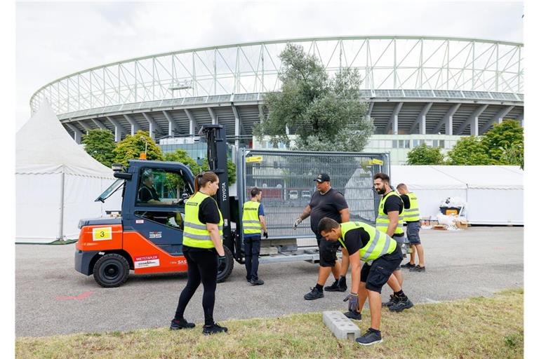 An Stelle von Taylor Swift arbeiten die Abbau-Trupps um das Stadion in Wien.