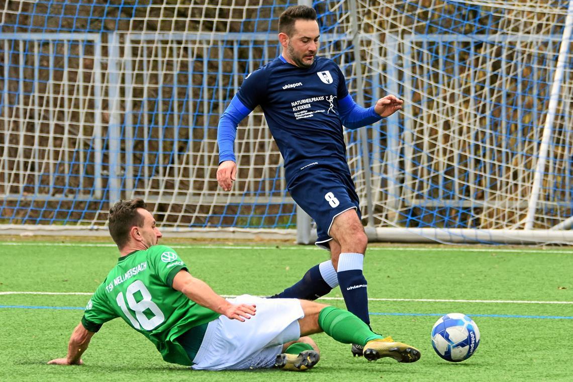 Andreas Grimmer (blaues Trikot) hat in der vergangenen Saison für Unterweissach gespielt und ist nun der SVU-Trainer. Foto: Tobias Sellmaier