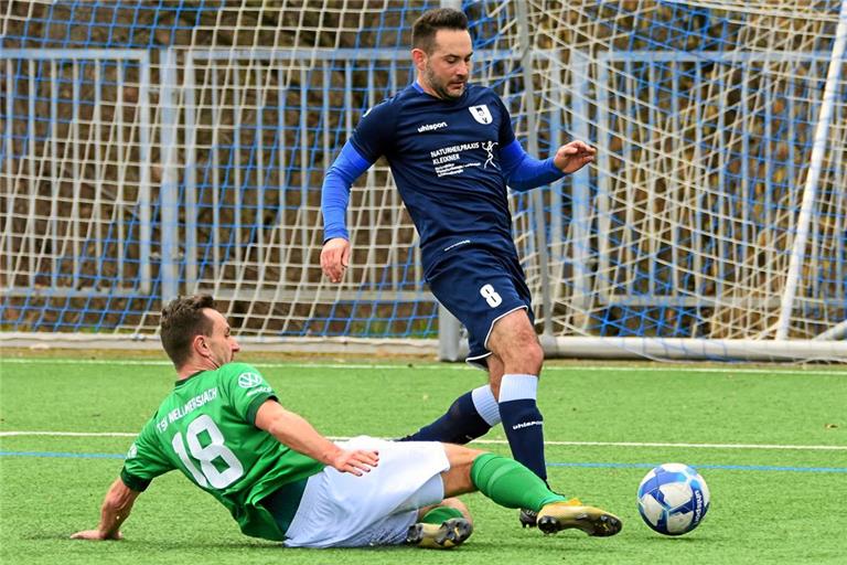 Andreas Grimmer (blaues Trikot) hat in der vergangenen Saison für Unterweissach gespielt und ist nun der SVU-Trainer. Foto: Tobias Sellmaier