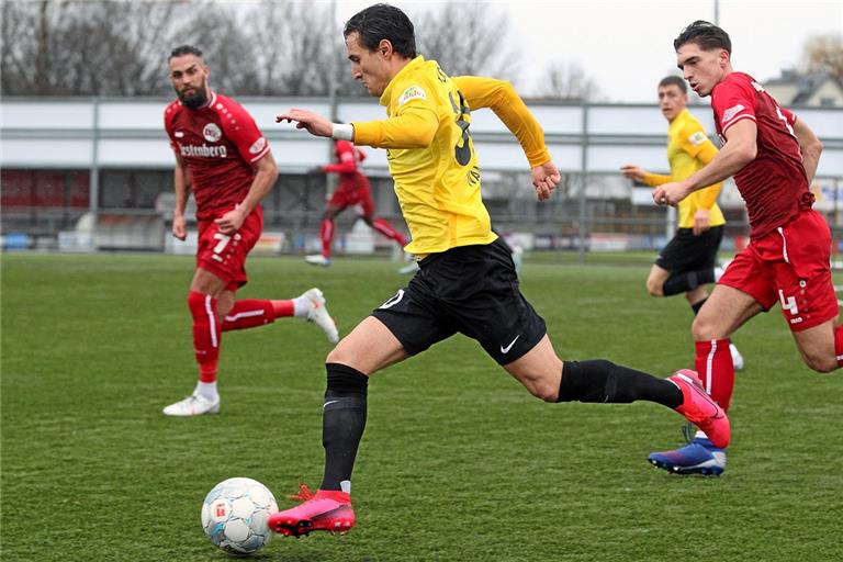 Andreas Ivan und seine Aspacher Kollegen entwischten den Bahlingern durchaus ab und zu, doch vor dem Tor fehlte die Konsequenz. Foto: Eibner