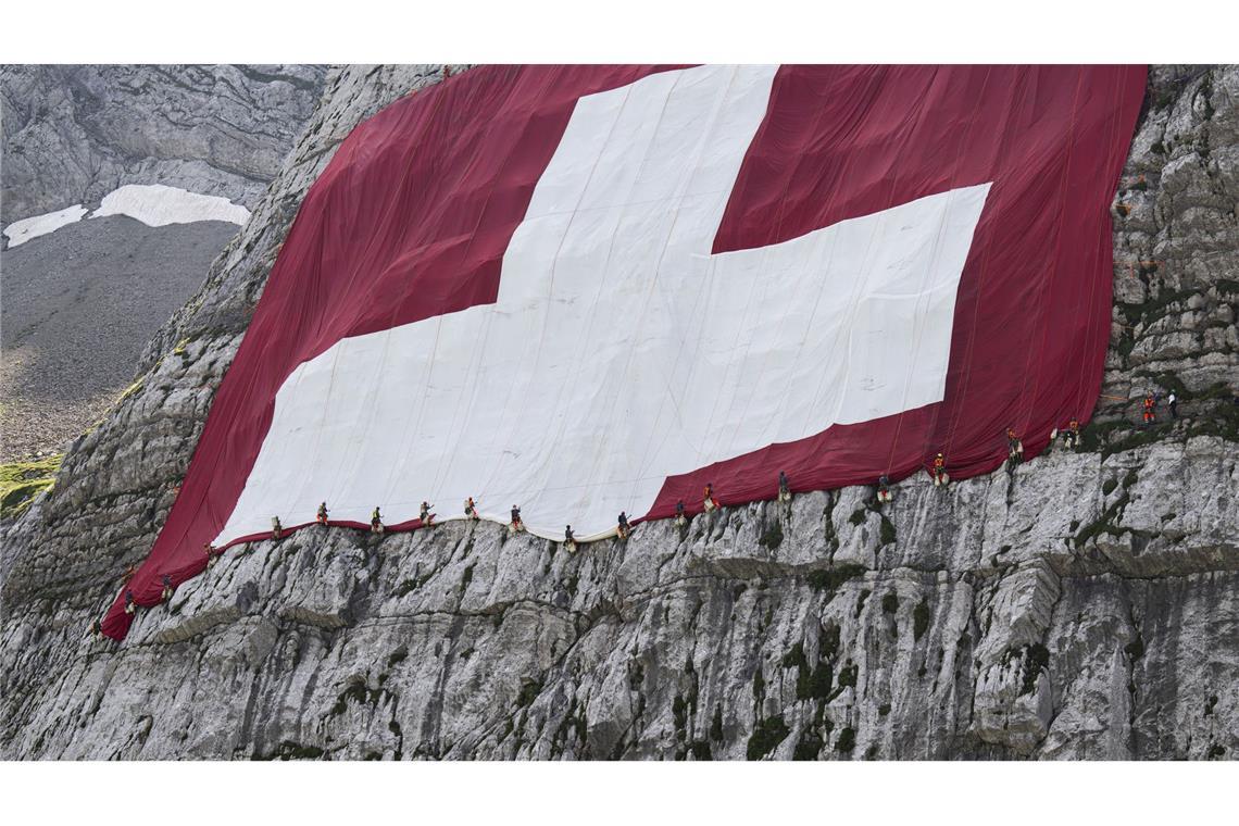 Anfang August wird am Säntis eine riesige Schweizerfahne zum Nationalfeiertag angebracht und danach wieder abgebaut. Höhenarbeiter beteiligten sich am Rettungseinsatz.