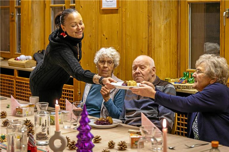 Angela Kachel (links) versorgt die Gäste mit traditionellem Weihnachtsessen: Gans mit Rotkohl und Knödeln. Fotos: Stefan Bossow