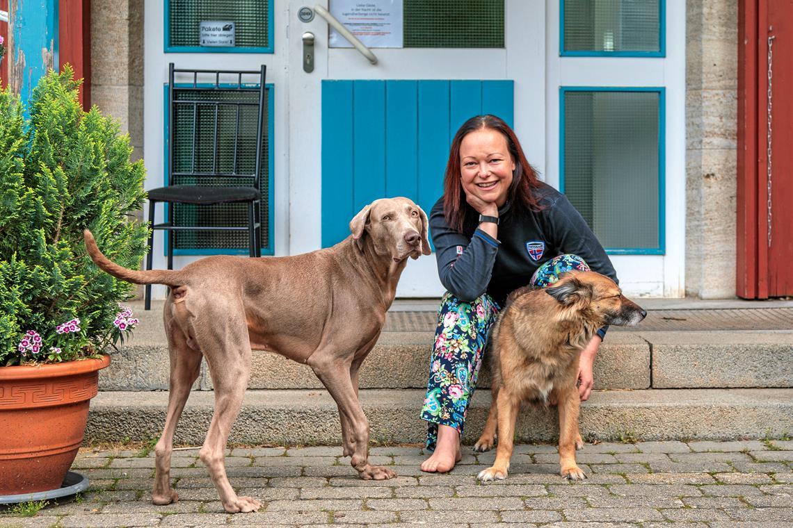 Angela Kachel vor dem Eingang der Eugen-Nägele-Jugendherberge Murrhardt mit ihren beiden Vierbeinern Lenn und Lisa. Fotos: Stefan Bossow