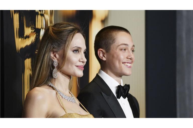 Angelina Jolie mit ihrem Sohn Knox – der 16-Jährige sieht seinem Vater Brad Pitt sehr ähnlich.