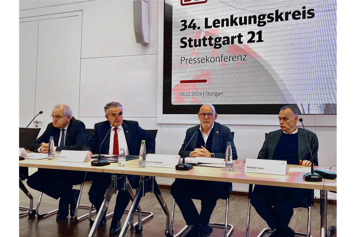 Angespannte Stimmung im Lenkungskreis Stuttgart 21: v.r.n.l. Bahninfrastrukturvorstand Berthold Huber, Verkehrsminister Winfried Hermann, OB Frank Nopper und Regionalpräsident Rainer Wieland sind nach einer kontroversen Diskussion vor die Medien getreten.