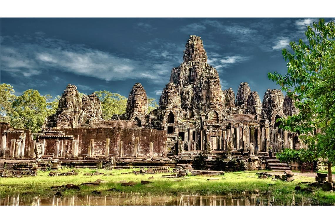 Angkor Thom  wurde ab Ende des 12. Jahrhunderts auf Geheiß von König Jayavarman VII. als neue Hauptstadt des Angkorreichs errichtet. Die erhaltenen Bauwerke und Ruinen finden sich heute einen Kilometer nördlich des bekannten Tempels Angkor Wat.