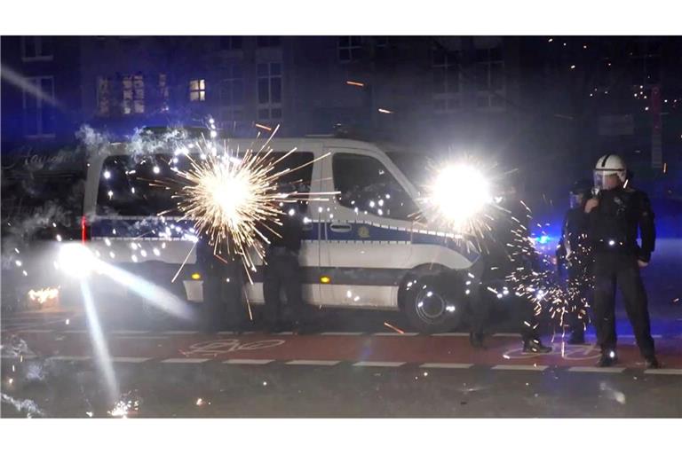 Angriffe auf Rettungssanitäter sowie auf Einsatzkräfte von Polizei und Feuerwehr haben die Politik auf den Plan gerufen. (Archivbild)