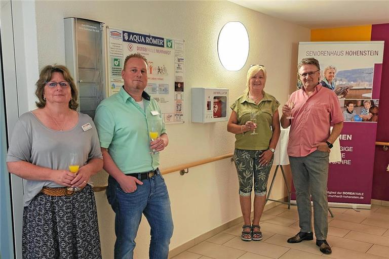 Anlässlich der Installation des Defibrillators fand im Seniorenhaus Hohenstein in Murrhardt ein kleiner Umtrunk statt. . Foto: Seniorenhaus Hohenstein