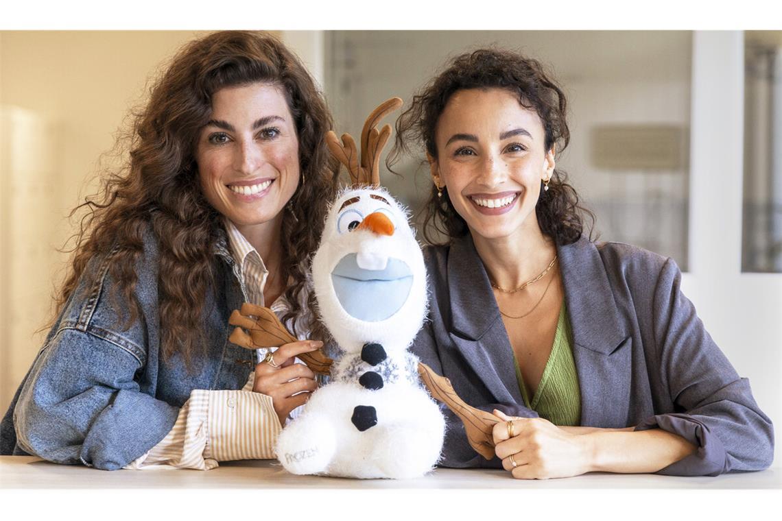 Ann Sophie (links) und Abla Alaoui mit Schneemann OlafAnn Sophie (links) und Abla Alaoui mit Schneemann Olaf