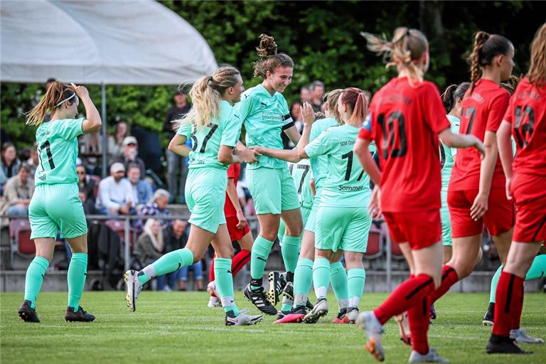 Annika Maurer (Zweite von links), die beim Sieg im Pokalfinale die Kapitänsbinde trug, hat mit der SGM Oppenweiler/Sulzbach auch den Sprung in die Regionenliga geschafft. Ihr Verein zählt im Frauen- und Mädchenfußball zu den besten Adressen im Kreis. Foto: Alexander Becher