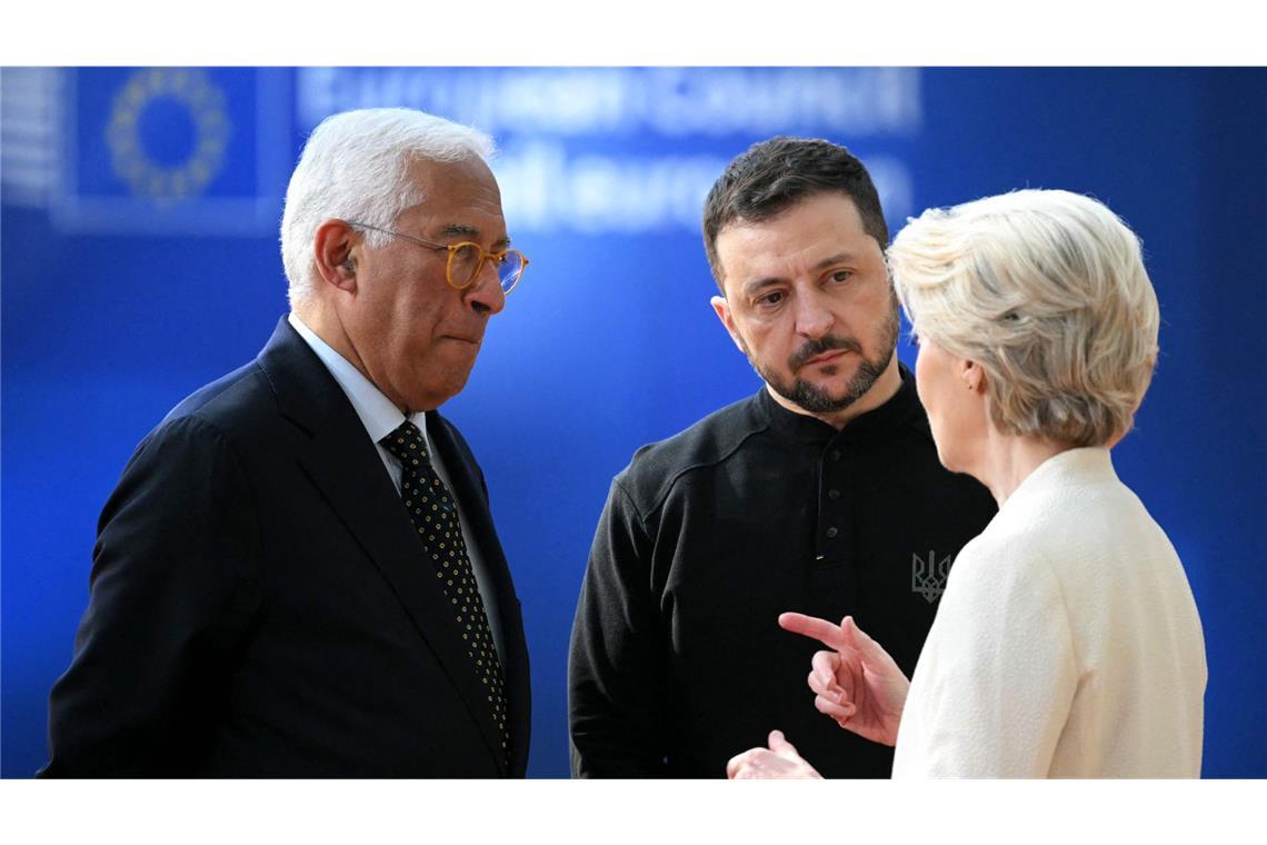 Antonio Costa (li.), Präsident des Europäischen Rates, der ukrainische Präsident Wolodymyr Selenskyj und die Kommissionspräsidentin Ursula von der Leyen im Gespräch