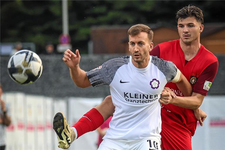 Antonis Aidonis ist im Heimspiel gegen Nöttingen eng am Gegner dran. Auf dem Fußballer mit VfB-Vergangenheit ruhen in der SG-Defensive große Hoffnungen. Foto: Alexander Becher