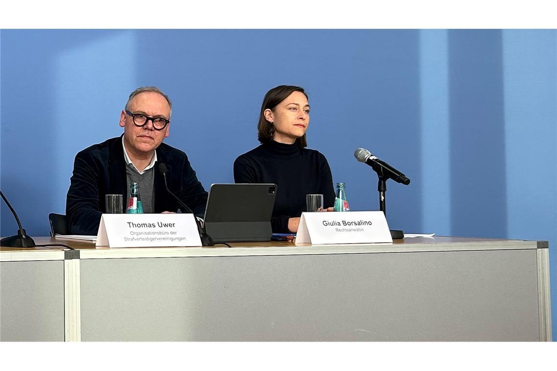 Anwältin Guilia Borsalino (r.) bei der Pressekonferenz.