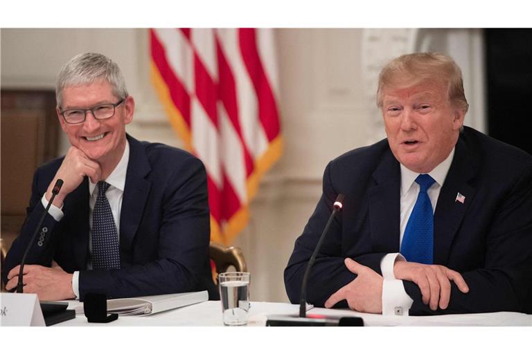 Apple CEO Tim Cook (l.) lehnte Trumps Forderungen  ab, die DEI-Aktivitäten aufzugeben.