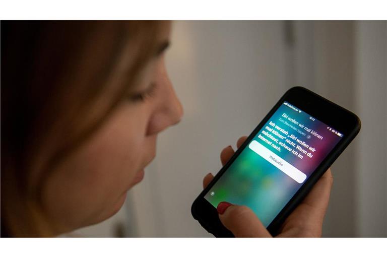 Apple-Kunden hatten vor fünf Jahren eine Sammelklage, worin Apple vorgeworfen wurde, der Sprachassistent höre private Gespräche mit. (Symbolbild)